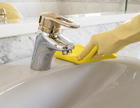 Kitchen and bathroom cleaning during tenancy handover